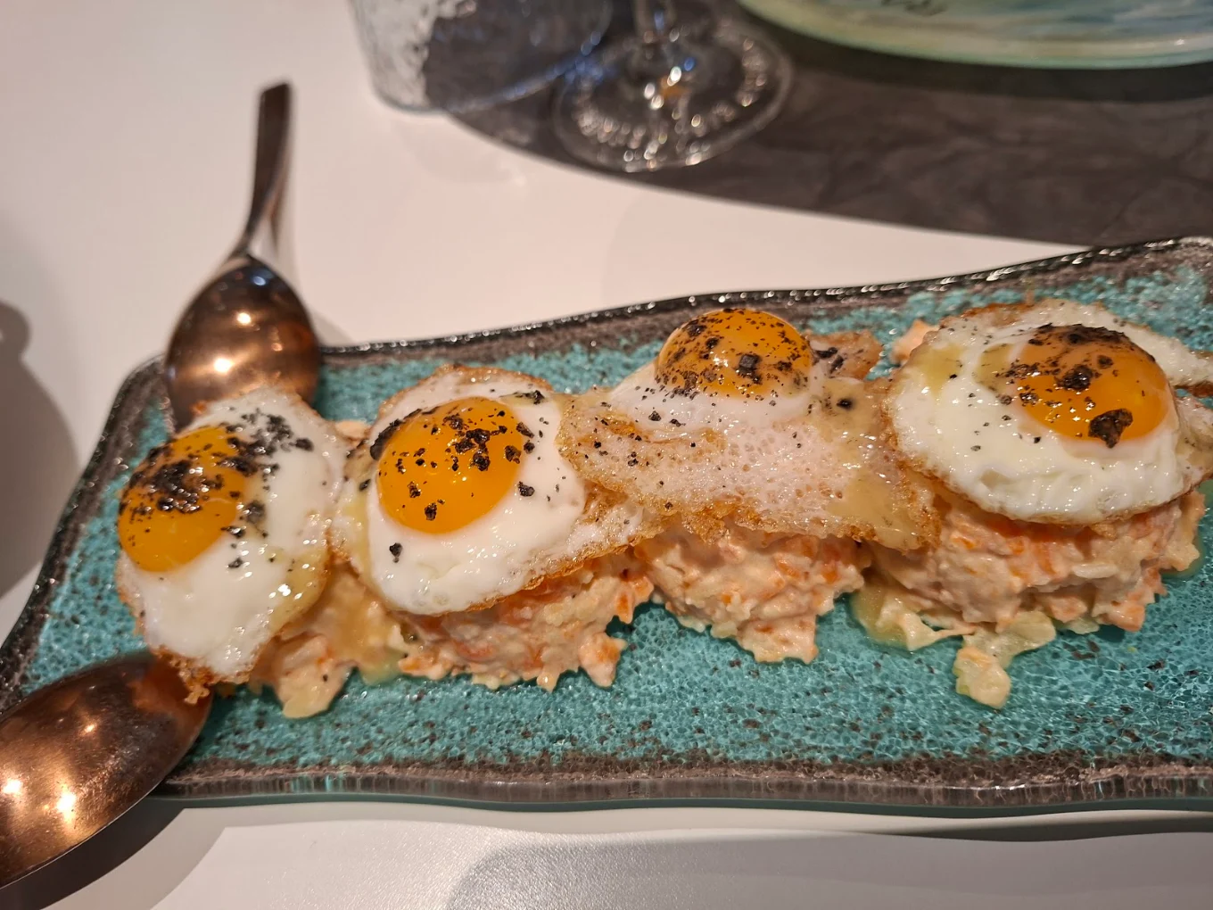 Ensaladilla rusa con huevos de codorniz