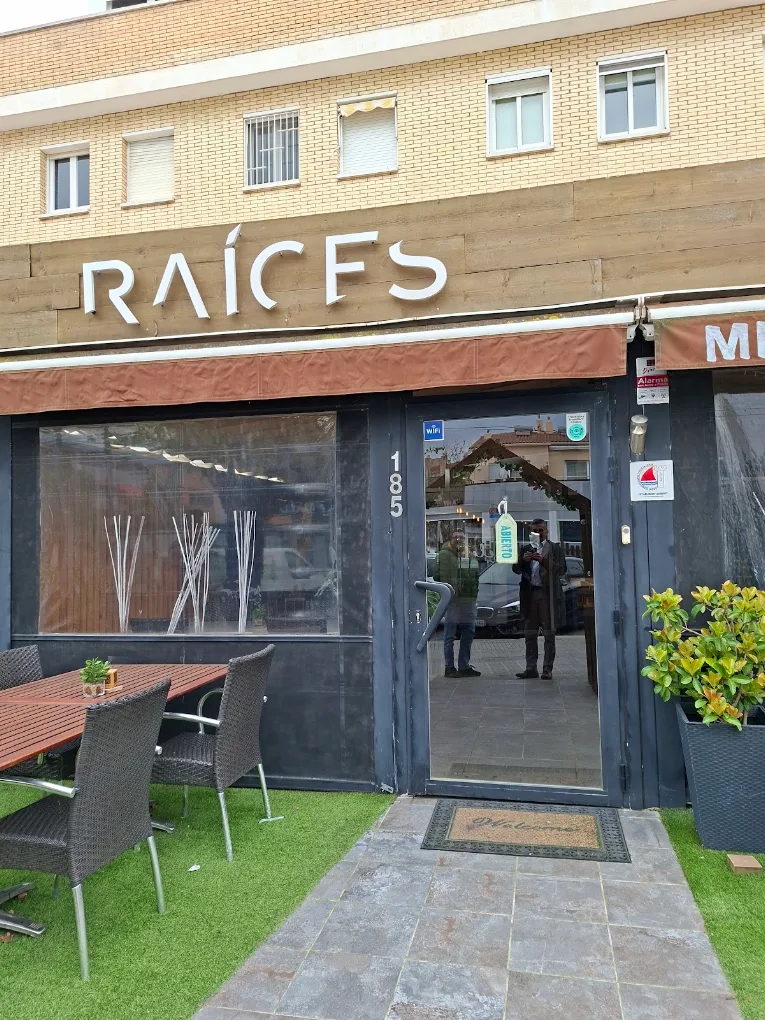 Fachada de Raíces con terraza en el Paseo Marítimo