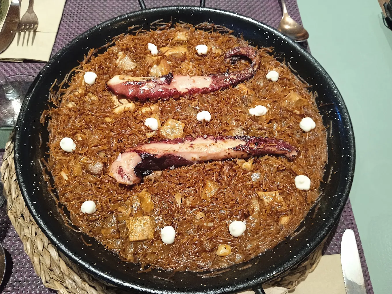 Fideuá con chipirones y su tinta