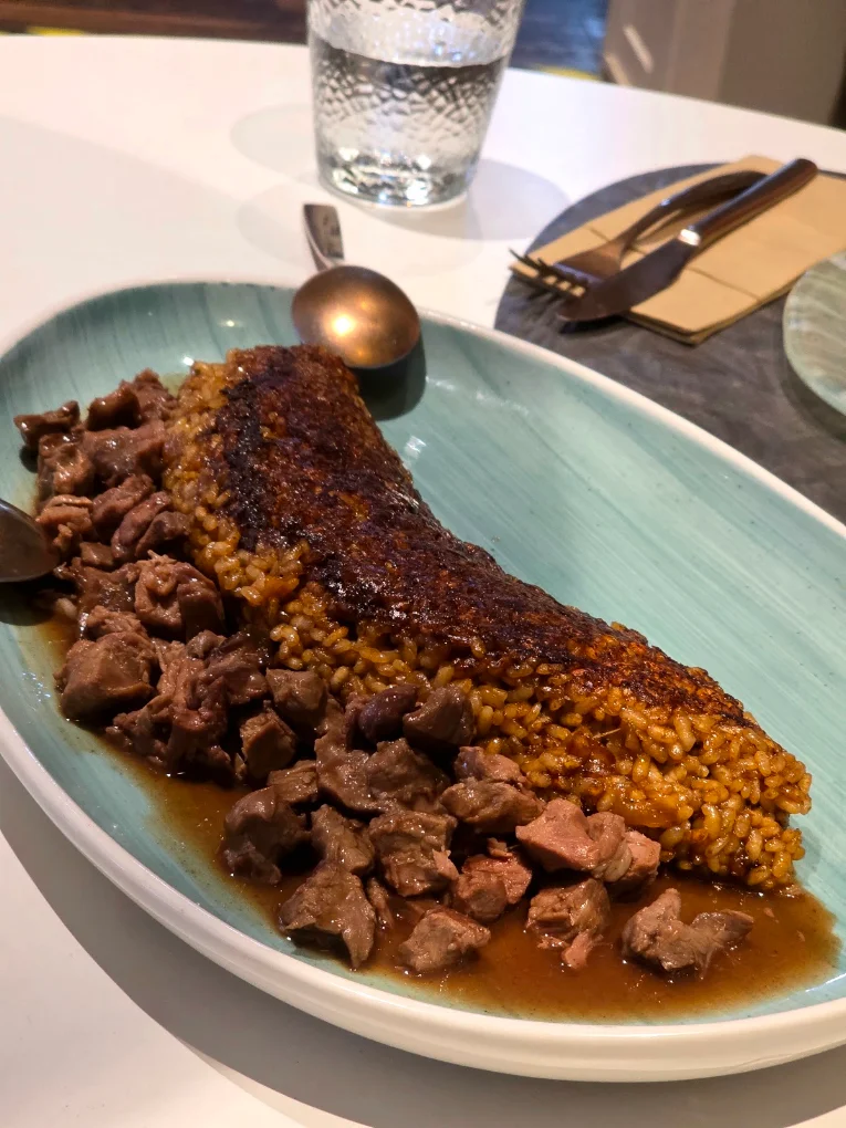 Socarrat de cordero, plato estrella de Raíces Castelldefels